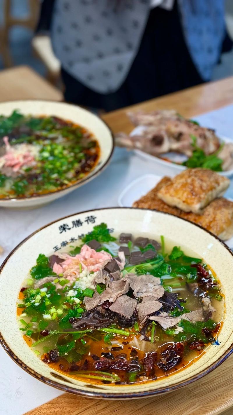 一碗红岩路羊肉粉里的城市味道